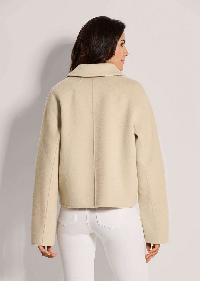 MADELEINE Outdoorjacke Kurzjacke mit goldenen Knöpfen Wolljacke mit Hemdkragen, aufgesetzten Taschen und Langarm Bild 3