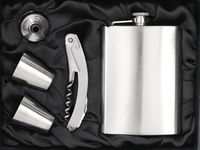 Elegantes Geschenkset: Silberner Flachmann Mit Brille Und Accessoires