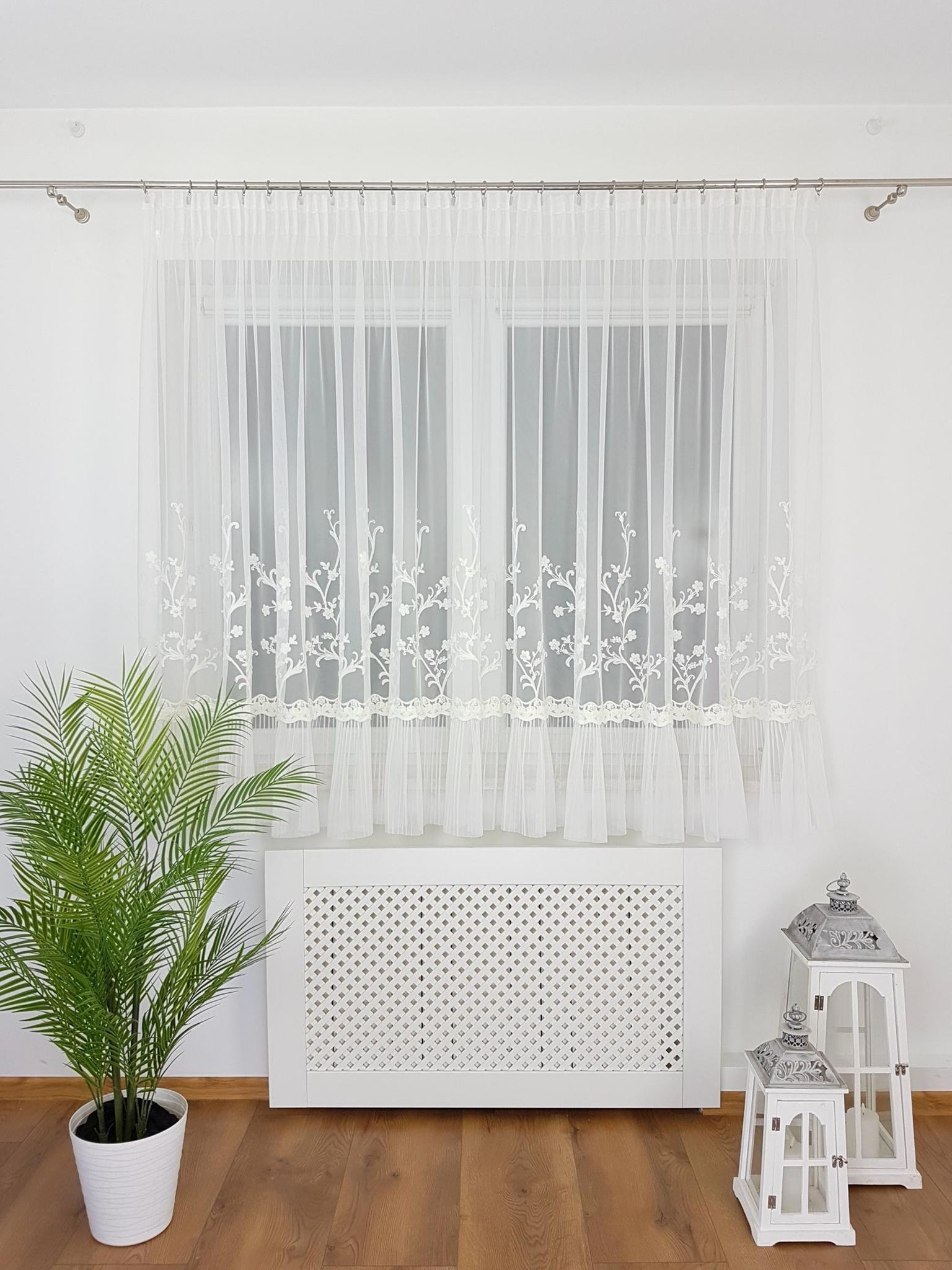 Fertiger Vorhang 300x160 Cm Aus Feinem Netzgewebe Mit Stickereien, Rüschen Und Perlen