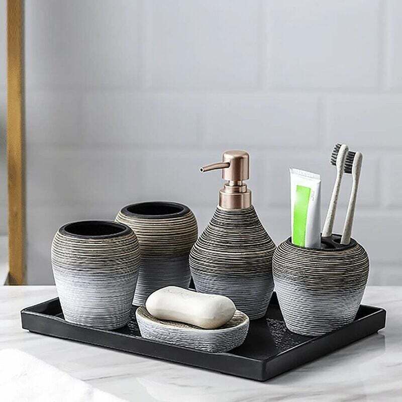Keramik-badezimmer-accessoires-set. 5-teilig. Badezimmer-accessoires Mit Tablett