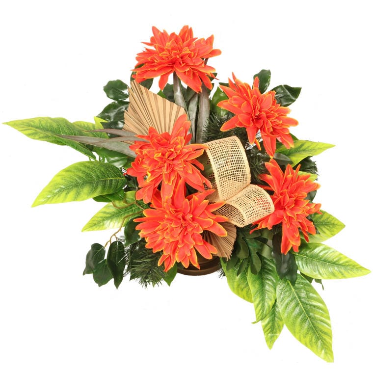 Eine Komposition Aus Dahlien Und Trockenblumen Auf Einem Gold-orangefarbenen Rasen