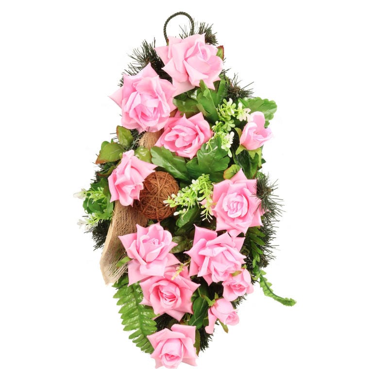 Eine Komposition Aus Rosen Und Getrockneten Blumen Auf Einem Länglichen, Rosafarbenen Fichtensockel.