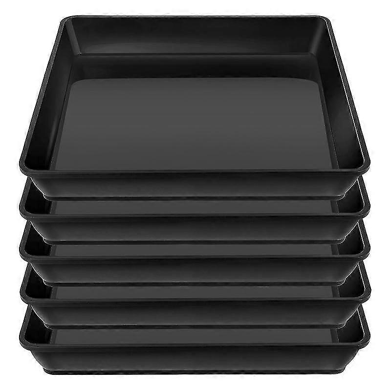 Fünf Quadratische, Schwarze Pflanzschalen Aus Kunststoff Zum Auffangen Von Überschüssigem Wasser Und Erde Aus Blumentöpfen Und Zimmerpflanzen.