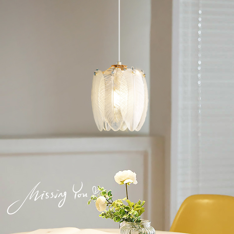 Moderne Minimalistische Pendelleuchten, Innendekorationsleuchte, Mattierter Glasschirm, Retro-kronleuchter Im Französischen Stil Mit Einem Kopf, Der Von Einer Perlenfeder-pendelleuchte Abgehängt Ist.