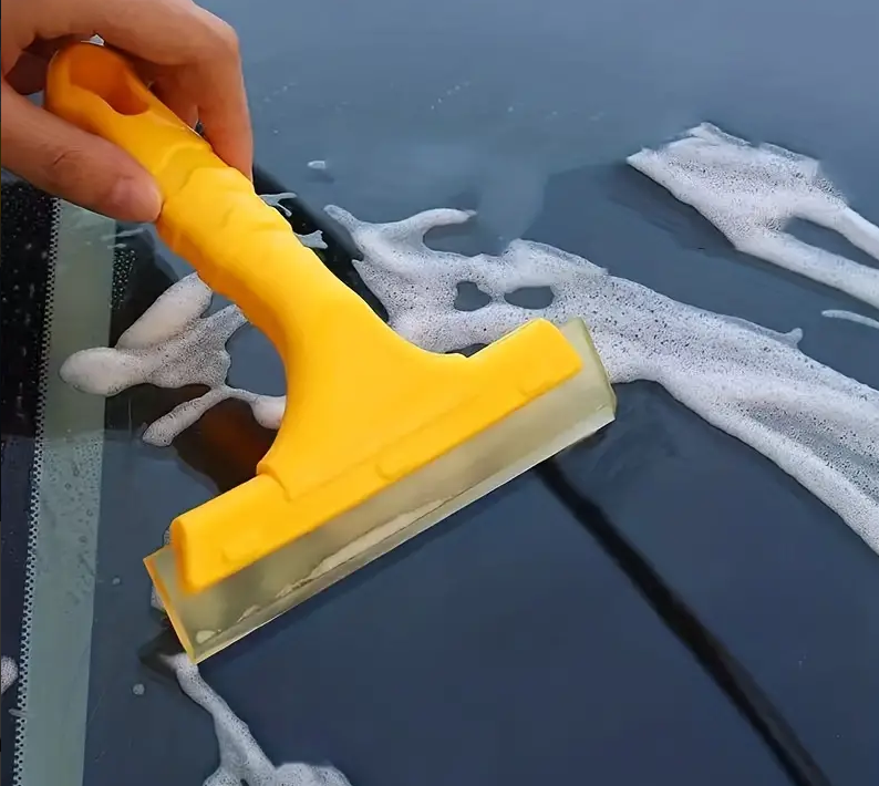 2 Gestreifte Schneeschaufeln Zum Freiräumen Von Schnee Von Windschutzscheiben Und Autofenstern