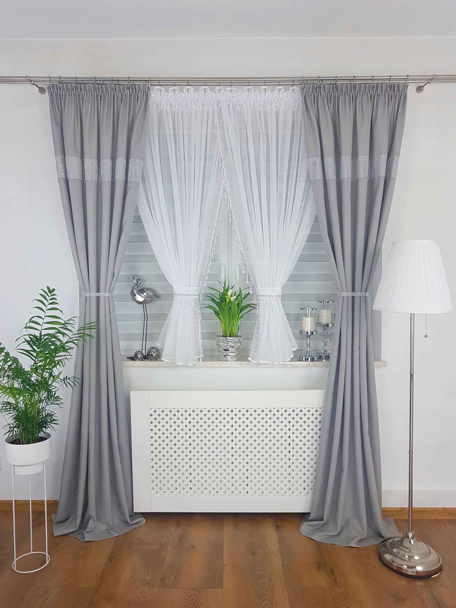 Ein Kurzer, Mit Perlen Verzierter Vorhang Für Das Wohnzimmer.