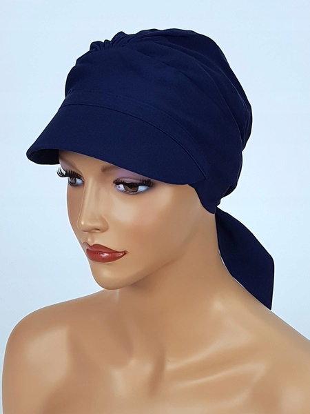 Tess, Marineblauer Turban Mit Schirm, Ein Rüschenschal, Auch Nach Der Chemotherapie