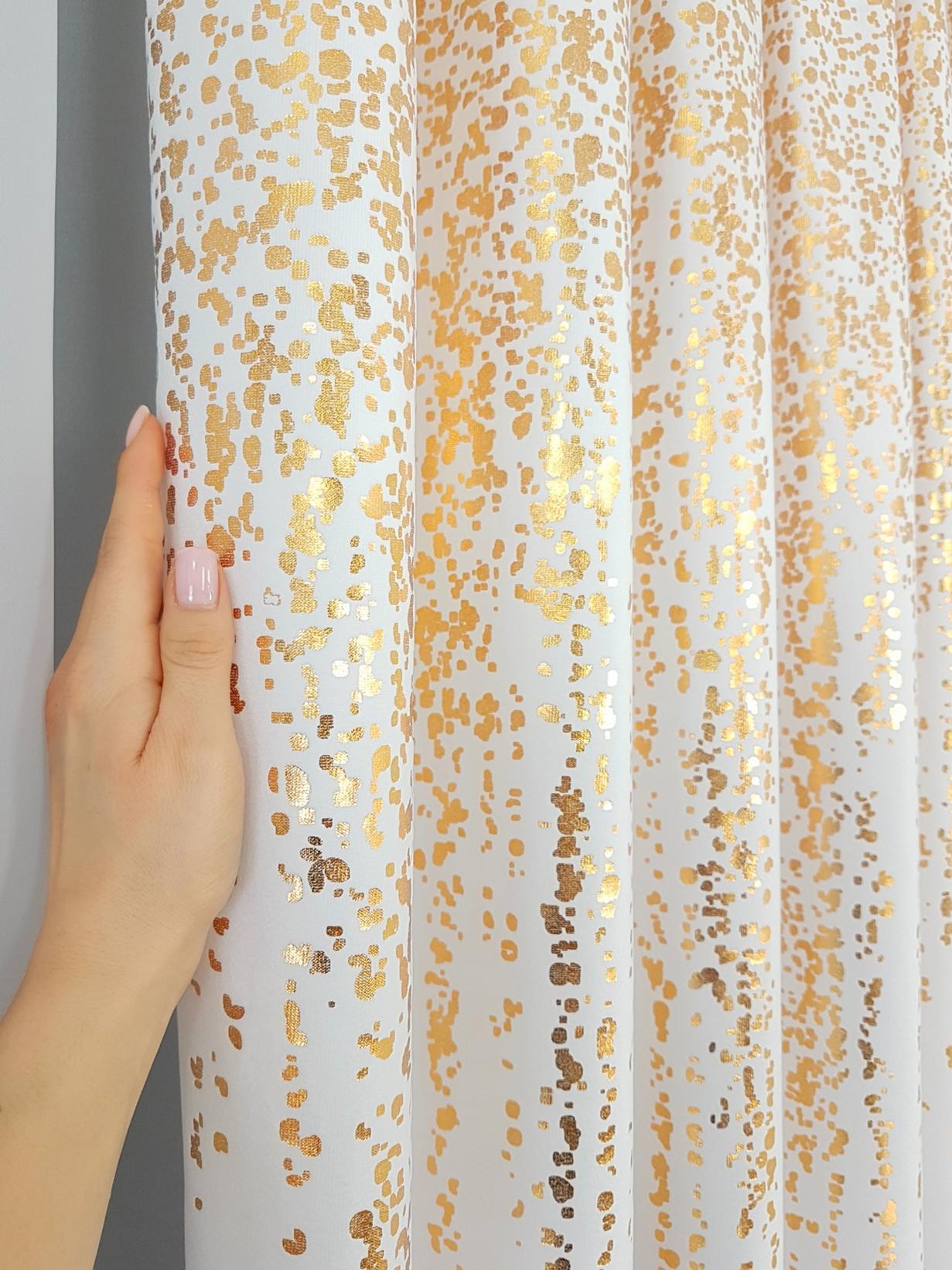 Weißer Samtvorhang, Verziert Mit Goldenem Regen