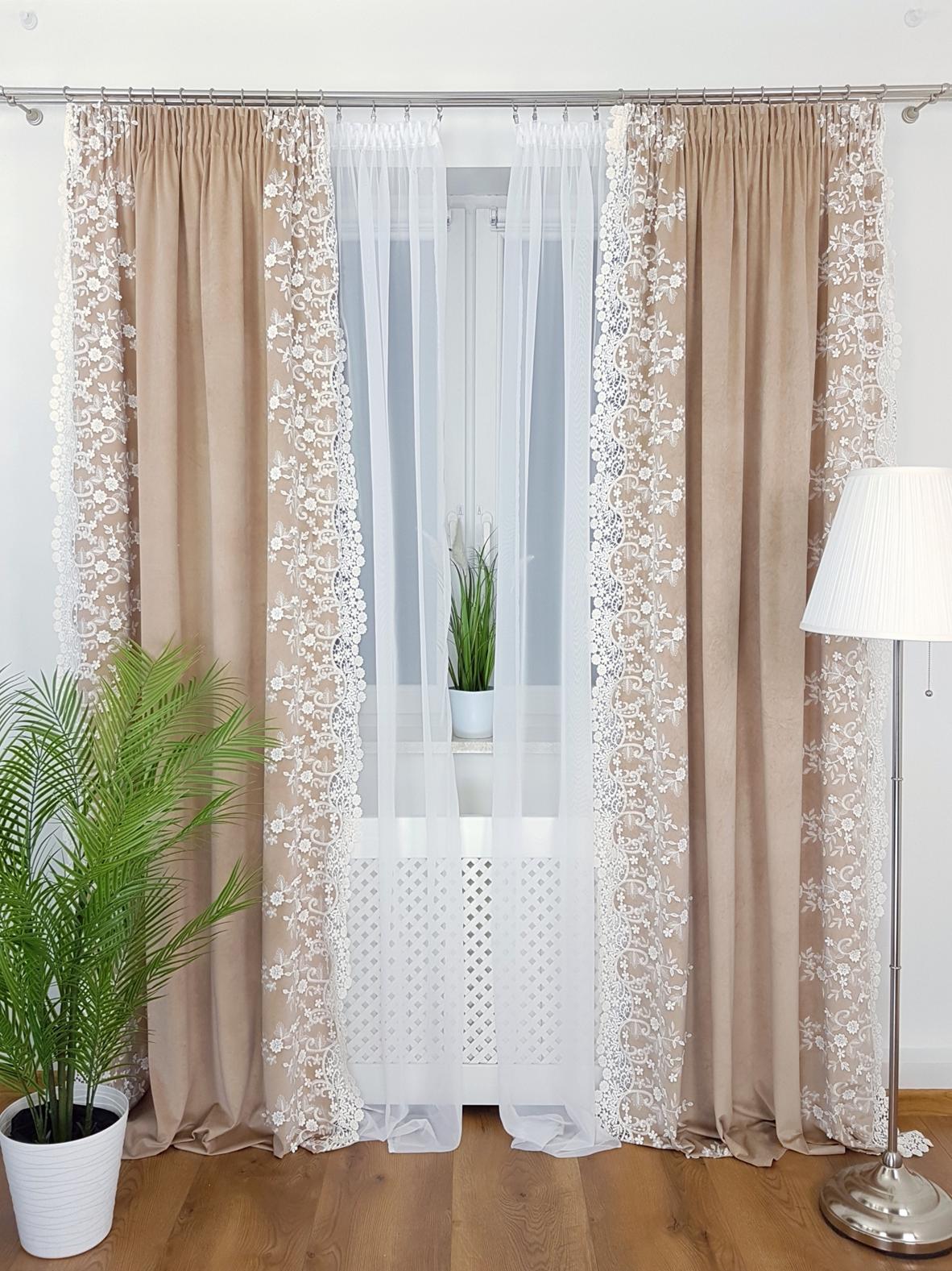 Beigefarbener Samtvorhang Mit Weißer Blumenstickerei, 135 X 250 Cm, An Einem Band