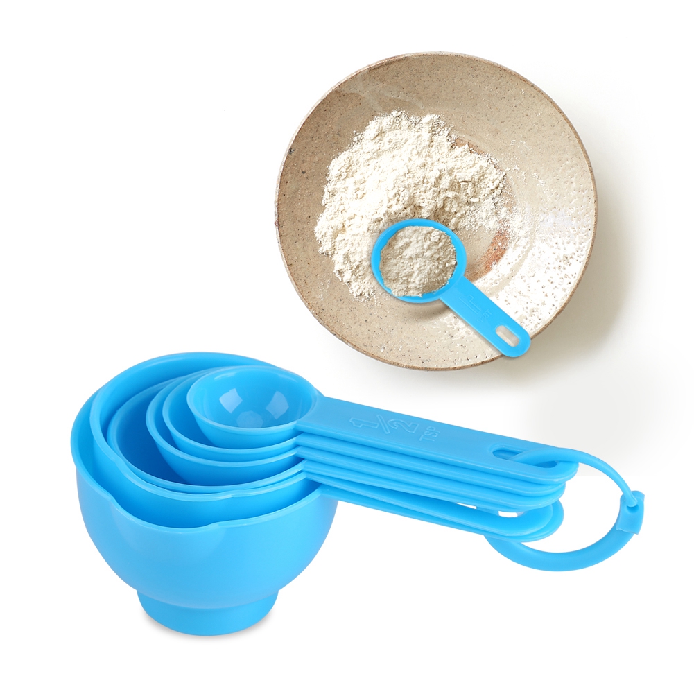 Set Aus 7 Blauen Plastikbechern Und Messlöffeln Für Tee, Kaffee Und Zum Kochen, Praktische Messutensilien.