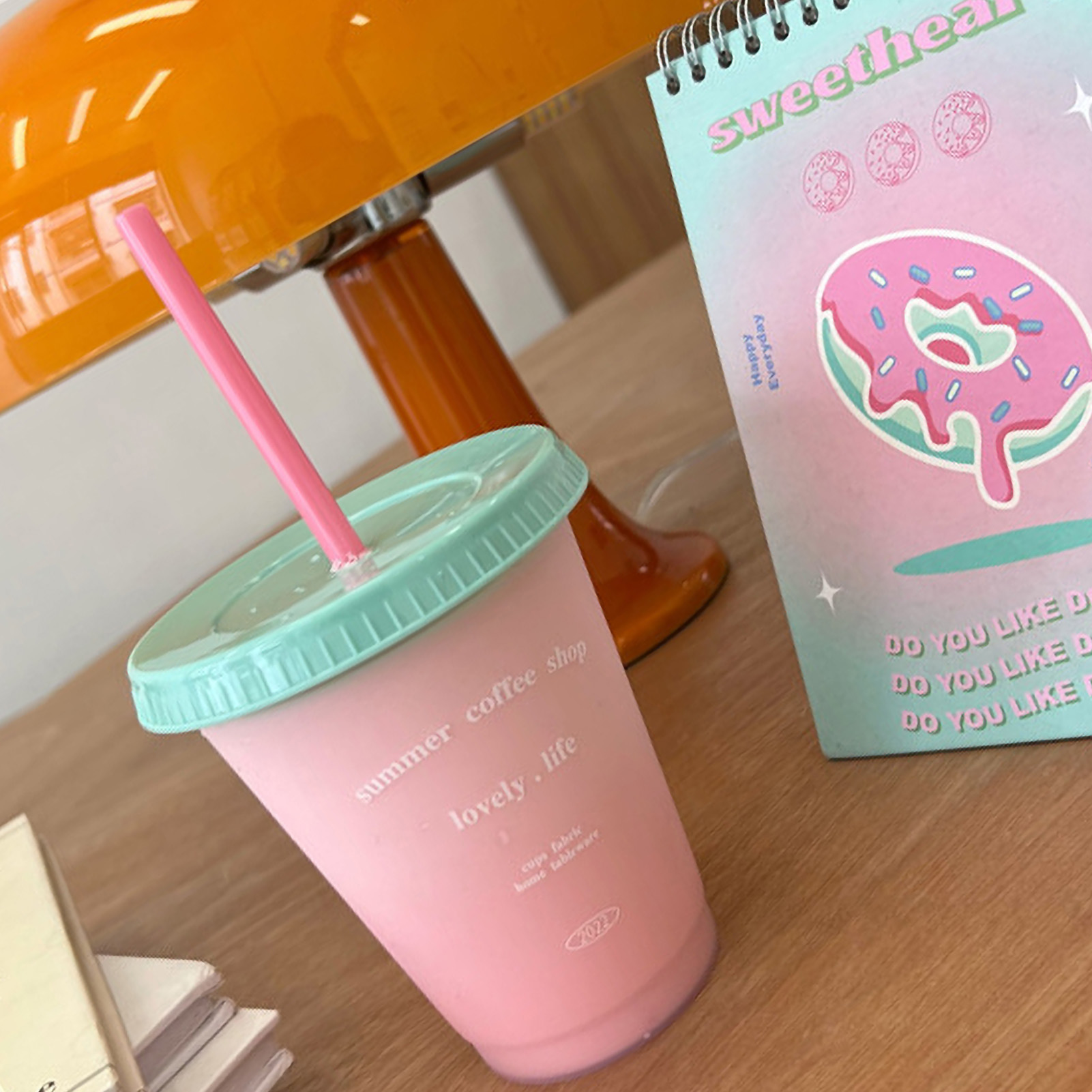 Großer (470 Ml) Plastik-kaffeebecher Mit Strohhalmdeckel, Ideal Für Kühle Sommergetränke Und Kaffees.