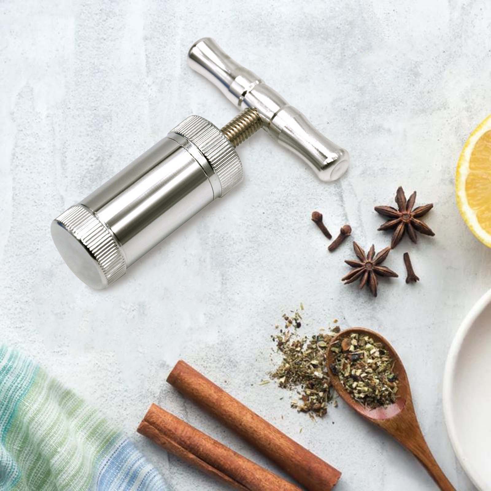 Set In 1, Silberfarbene, Kompakte Gewürzpresse Aus Aluminium, Tragbares Einhandwerkzeug Für Kräuter, Gewürze, Knoblauch, Pfeffer, Salz, 7,5 X 6,4 Cm, Metall.
