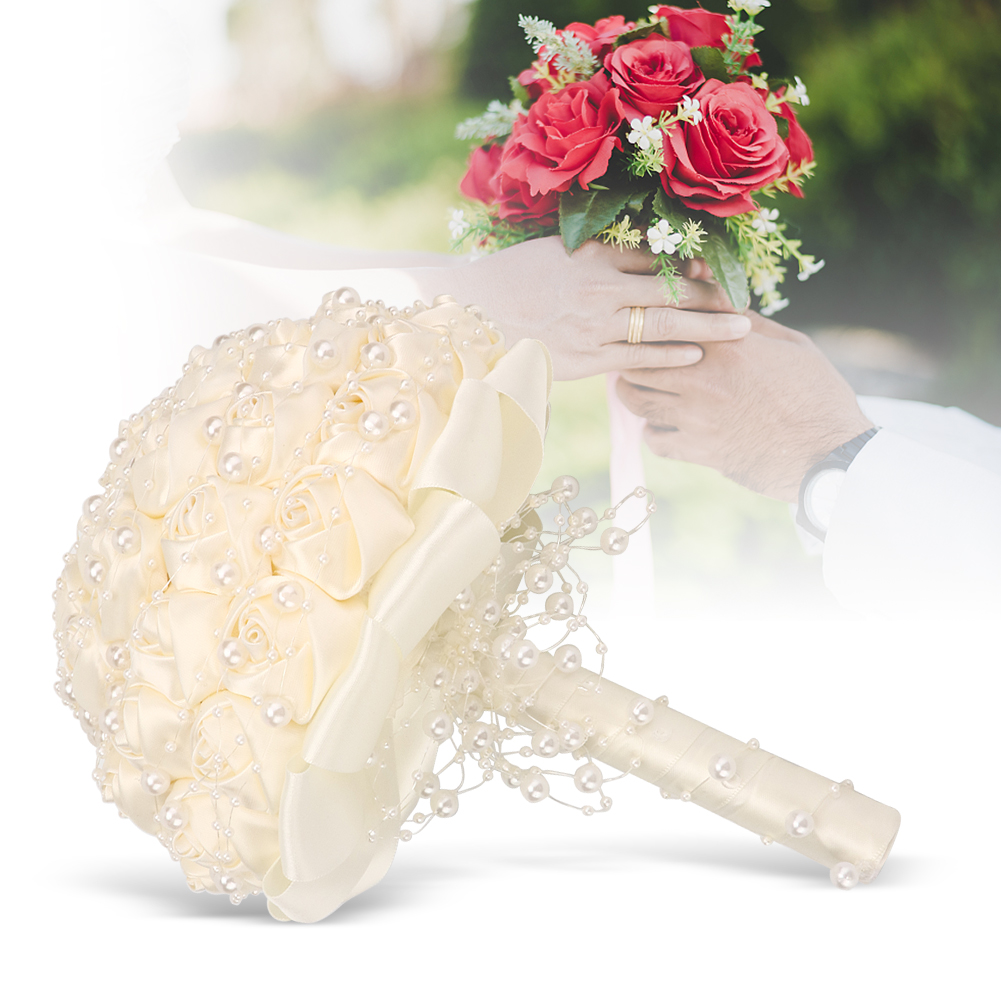 Zarter Brautstrauß Mit Künstlichen Kristallperlen Und Blumen Als Hochzeitsdekoration