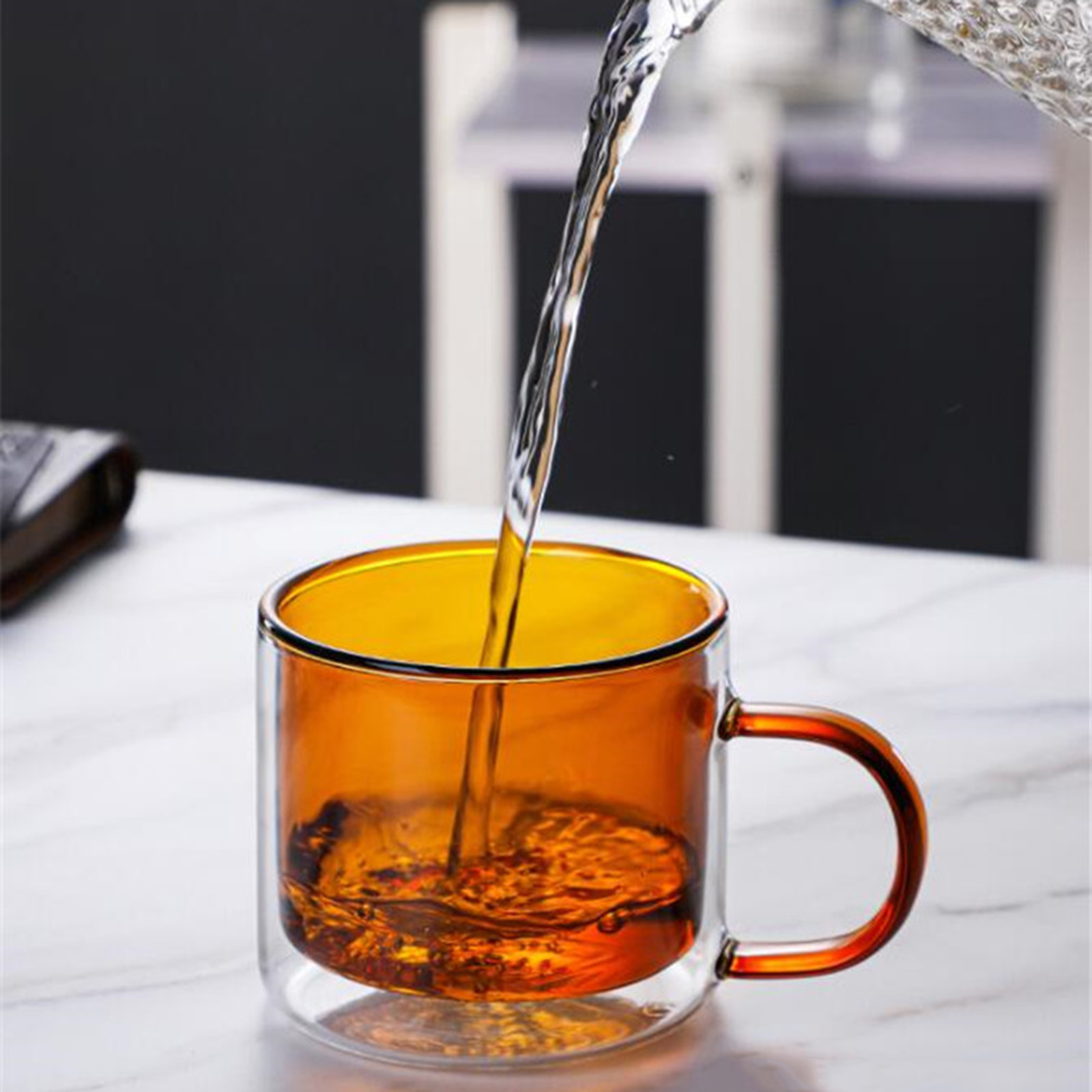 Set Aus 2 Durchsichtigen, Doppelwandigen, Farbigen Glasbechern Mit Henkeln Für Kaffee, Verpackt In Einem Luftpolsterbeutel