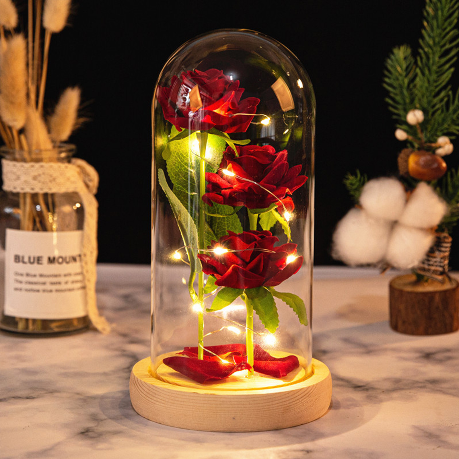 Lampenschirm Aus Holz Mit Grassockel, Schalter An Der Unterseite, Benötigt 3 Aaa-batterien (nicht Im Lieferumfang Enthalten). Verziert Mit 3 Rosen Unter Einer Glasglocke – Ein Kreatives Geschenk Für P