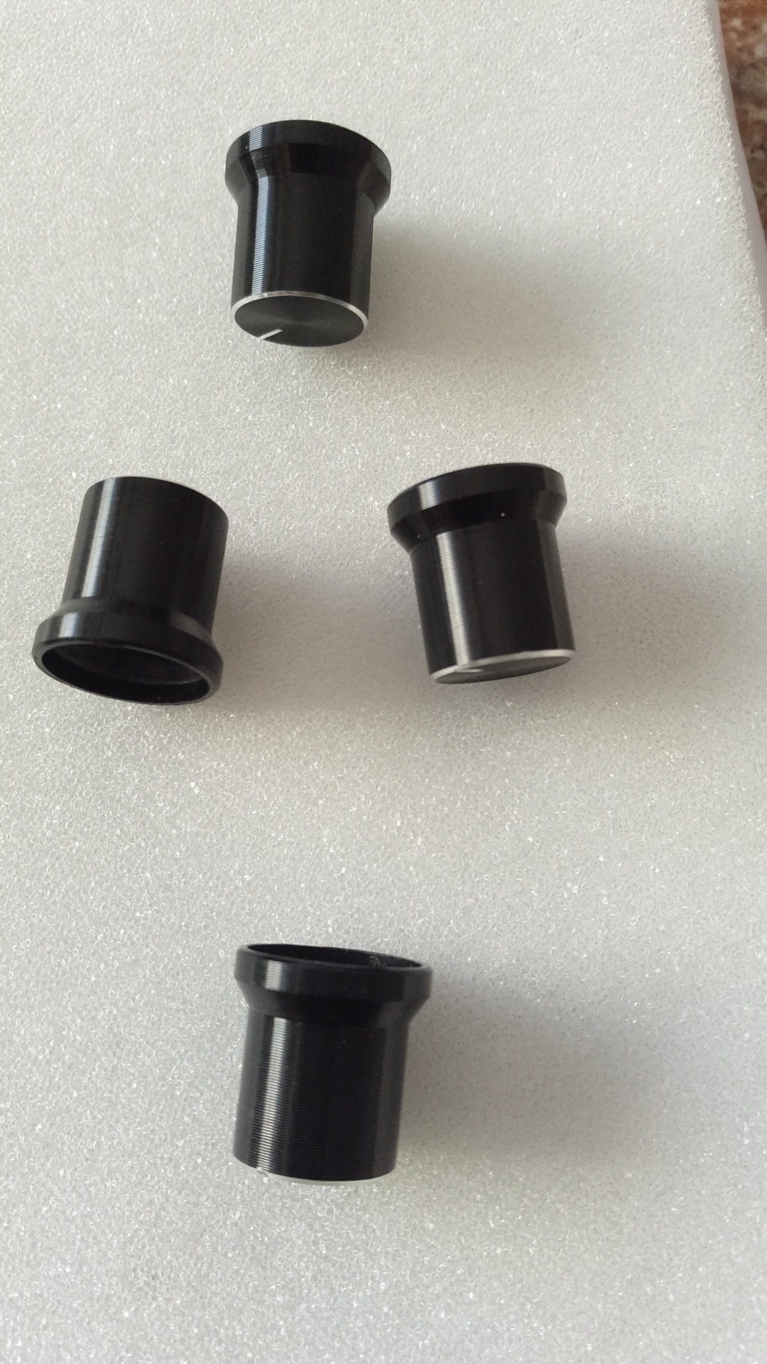Hutförmiger, Hochglänzender Drehknopf Aus Aluminiumlegierung Mit Schwarzem, Glänzendem Rand, Oberer Durchmesser 12 Mm, Unterer Durchmesser 15 Mm, Gesamthöhe 15 Mm. Für Audio- Und Haushaltsgeräte.