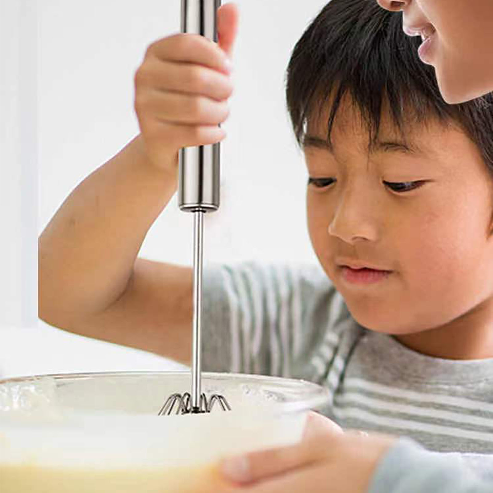 Halbautomatischer Schneebesen Aus Edelstahl Mit Manuellem Antrieb Und Rotation Zum Mischen, Aufschäumen Von Milch Und Zubereiten Von Sahne.