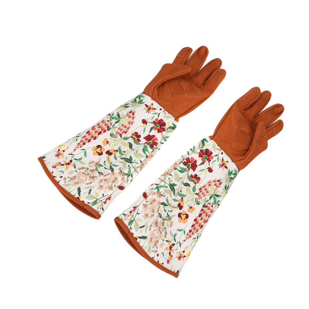 Ein Paar Langärmelige Gartenhandschuhe Zum Schutz Der Hände Beim Schneiden Und Trimmen Im Garten.