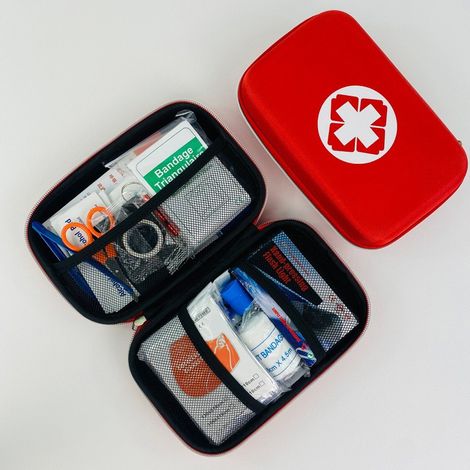 Kompaktes Erste-hilfe-set (21 X 13 X 5 Cm) – Enthält Verbandsmaterial, Desinfektionsmittel Und Rettungsdecken – Für Auto, Wandern Und Sport
