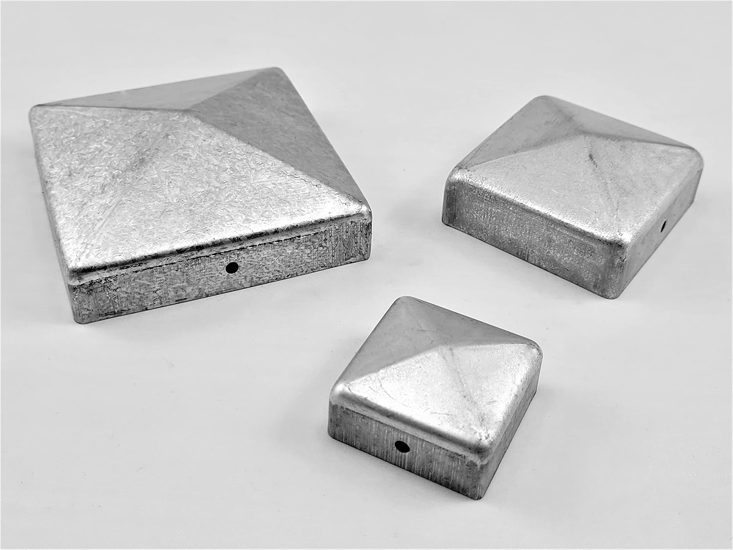 Set Mit 3 Quadratischen, Verzinkten Metallpfostenkappen 60x60 Mm – Zaunpfostenschutz – Abgeschrägte Oberfläche, Kein Schweißen Erforderlich – Für Den Außenbereich