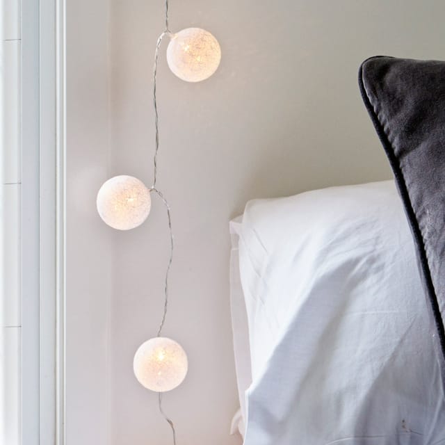 Lichterkette mit 20 warmweißen LED-Lampen in Baumwollkugeln