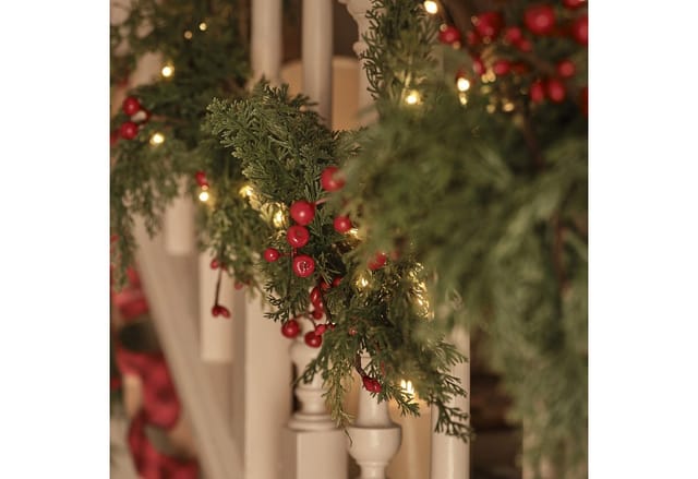Weihnachtsgirlande rote Beeren mit Beleuchtung