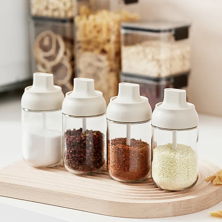4-teiliges Set Bestehend Aus Einer Durchsichtigen Gewürzflasche Mit Hitzeschutz, Einem Luftdichten Gewürzglas, Einer Zuckerdose, Einem Salz- Und Pfefferstreuer Und Einem Löffel, Für Den Gebrauch Zu Ha