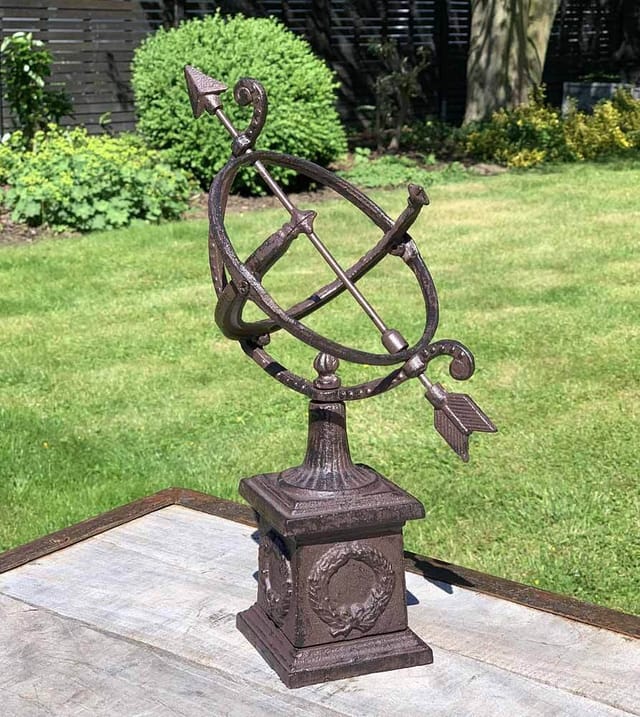 Sonnenuhr auf Standfuß Antik-Stil Gusseisen Braun Gartendeko H 34cm
