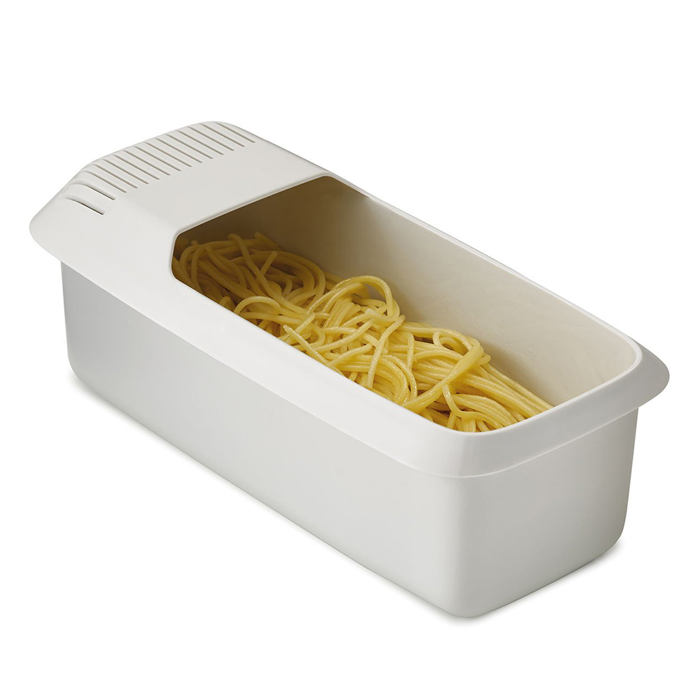 Mikrowellen-nudelkocher Mit Siebeinsatz Und Hitzebeständigen, Bootsförmigen Spaghetti-nudeln.