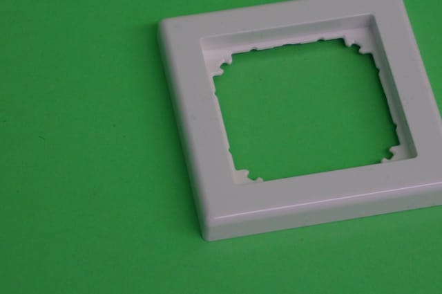 Rahmen einfach mit glänzender Oberfläche, Thermoplast, Schutzart IP20, Maße 80,5x80,5x10,1 mm