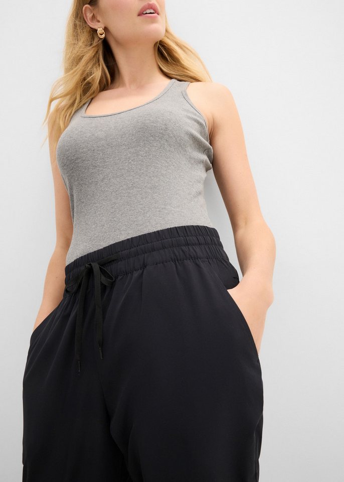 bonprix Funktionshose in 7/8 länge, Seitenschlitze mit Zipper, Reißverschlusstasche hinten Bild 2