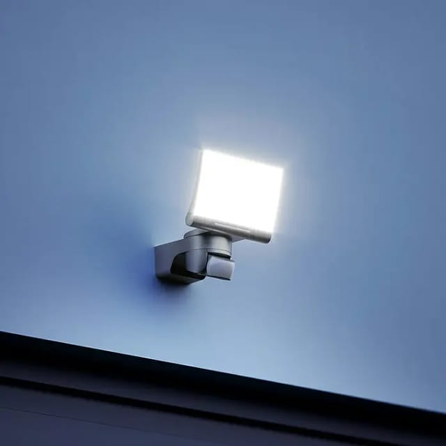 Steinel LED-Außenwandleuchte mit Bewegungsmelder XLED Home 2 S Graphit 13,7 W