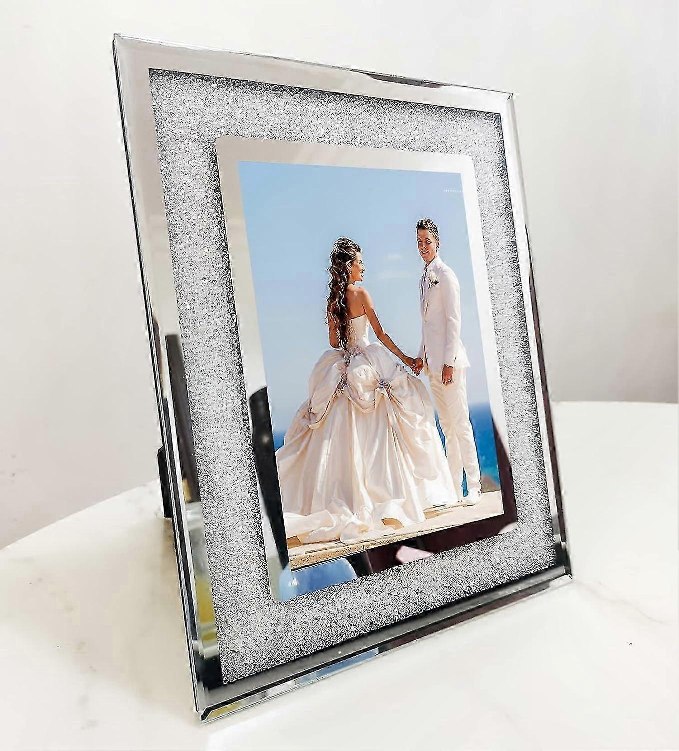 Eleganter, Funkelnder Silberner Bilderrahmen Für Hochzeitsfotos Und Wanddekorationen, Glänzende Oberfläche, Edles Design Zur Präsentation Von Erinnerungen.