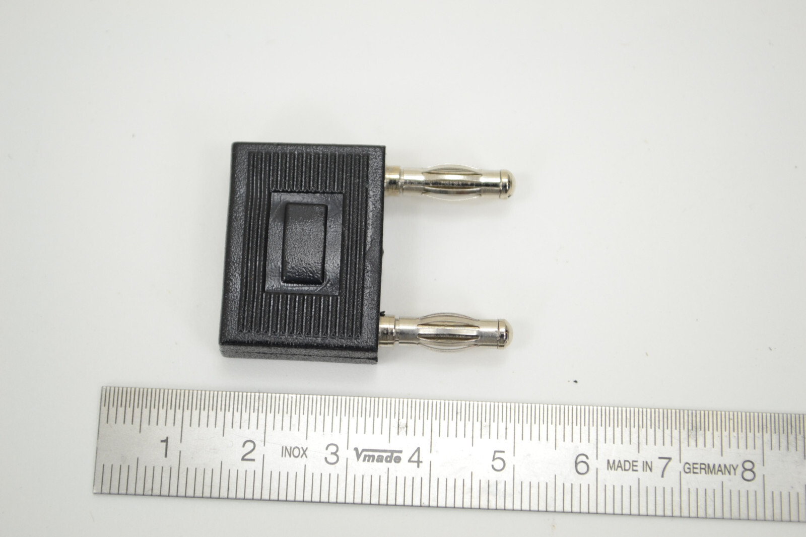 Kurzschlußstecker 4mm, 19mm Abstand mit Zusatzkontakt, schwarz