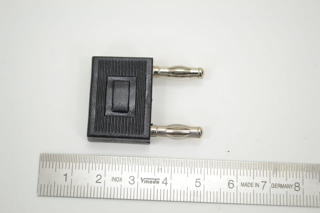 Kurzschlußstecker 4mm, 19mm Abstand mit Zusatzkontakt, schwarz