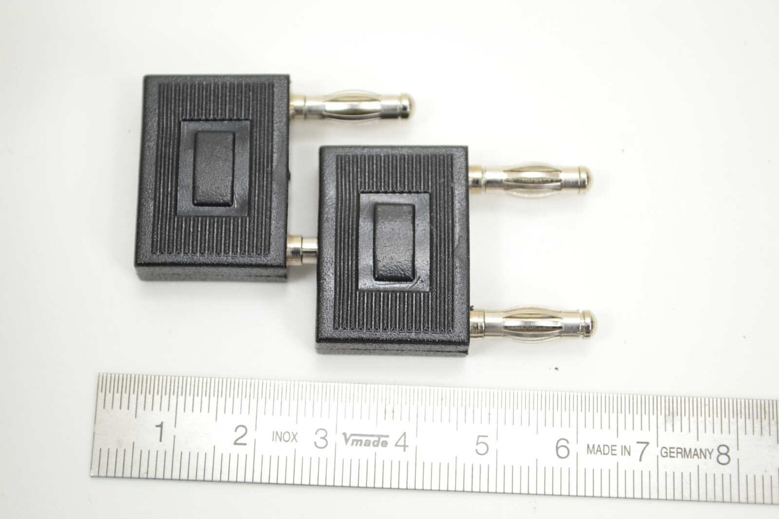 Kurzschlußstecker 4mm, 19mm Abstand mit Zusatzkontakt, schwarz Bild 2