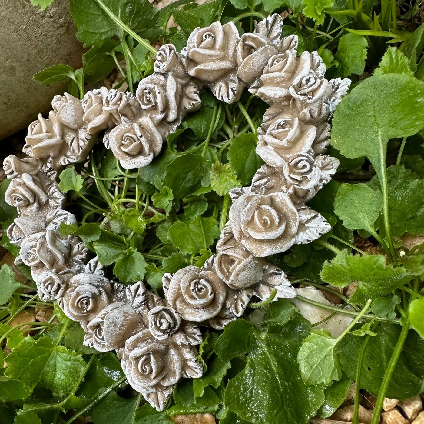 Radami Gartenfigur Grabschmuck Rosenblüten Rosenkranz Rosenherz Grabdekoration wetterfest Bild 2
