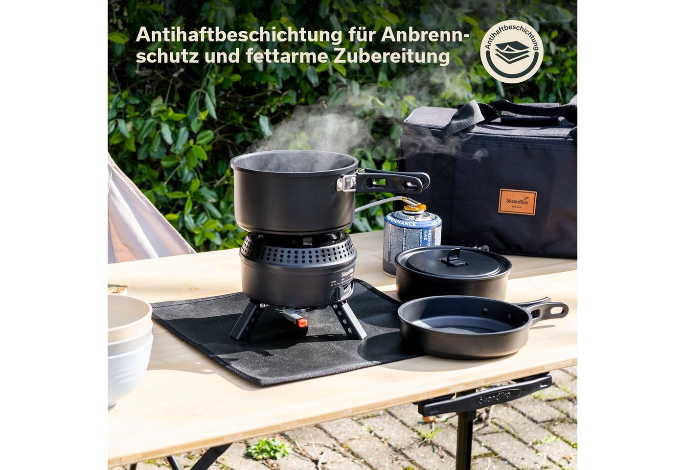 Skandika Gaskocher Campingkocher Hybrid Rask Set, mit Geschirr, Topf und Pfanne, (Alle Teile platzsparend ineinander stapelbar, Tragetasche), 2 in 1 Betrieb mit Strom oder Gas, Set mit Unterlage & Tasche