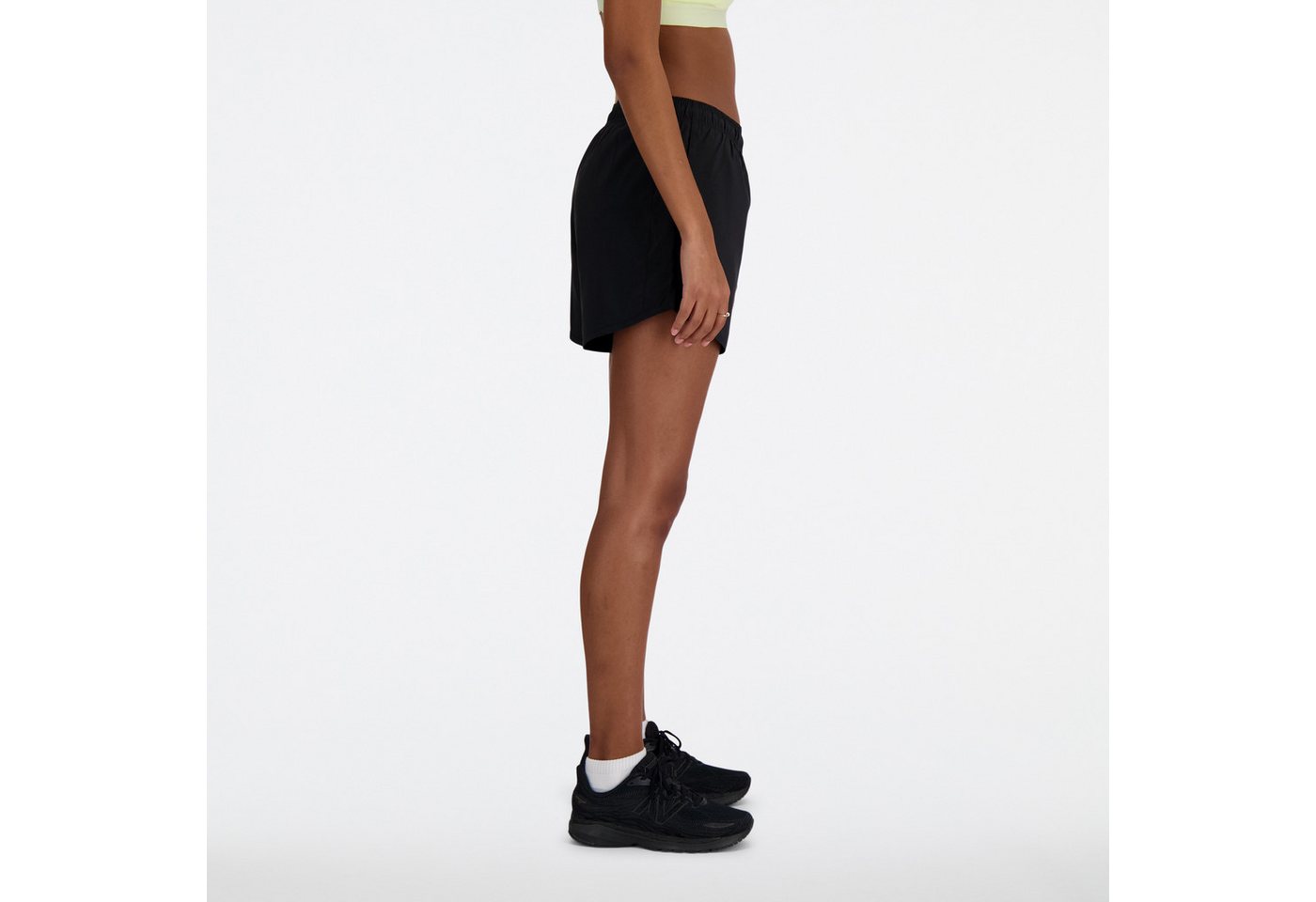 New Balance Laufshorts SPORT ESSENTIAL SHORT 5 mit seitlichen Einschubtaschen, aus Stretchmaterial, atmungsaktiv