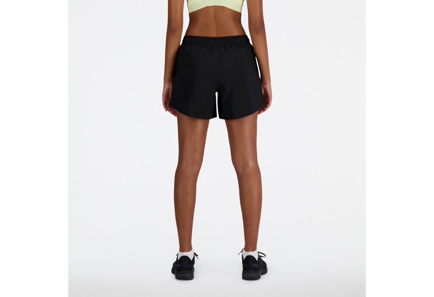 New Balance Laufshorts SPORT ESSENTIAL SHORT 5 mit seitlichen Einschubtaschen, aus Stretchmaterial, atmungsaktiv Bild 2