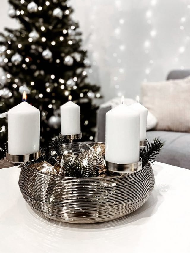 Kobolo Dekokranz Adventskranz aus Metall Silber mit Schale für 4 Kerzen