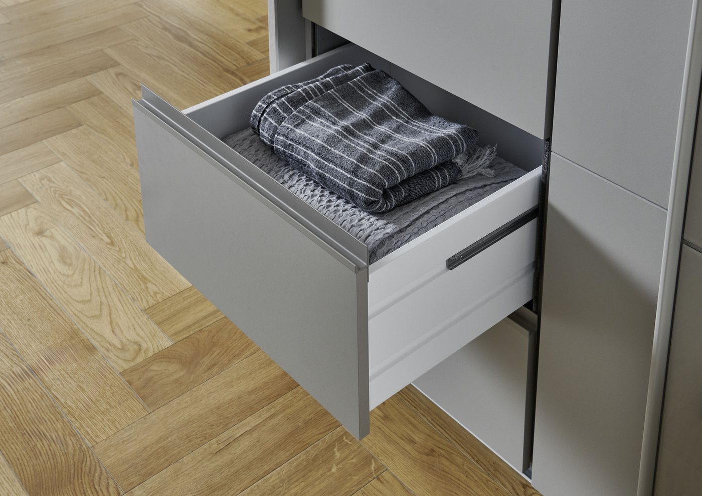 Wimex Schwebetürenschrank Bali in den Breiten 225cm & 270cm, Kleiderschrank mit Glaselement Schrank mit 3 Türen, in den Farben: grafit oder saharagrau erhältlich