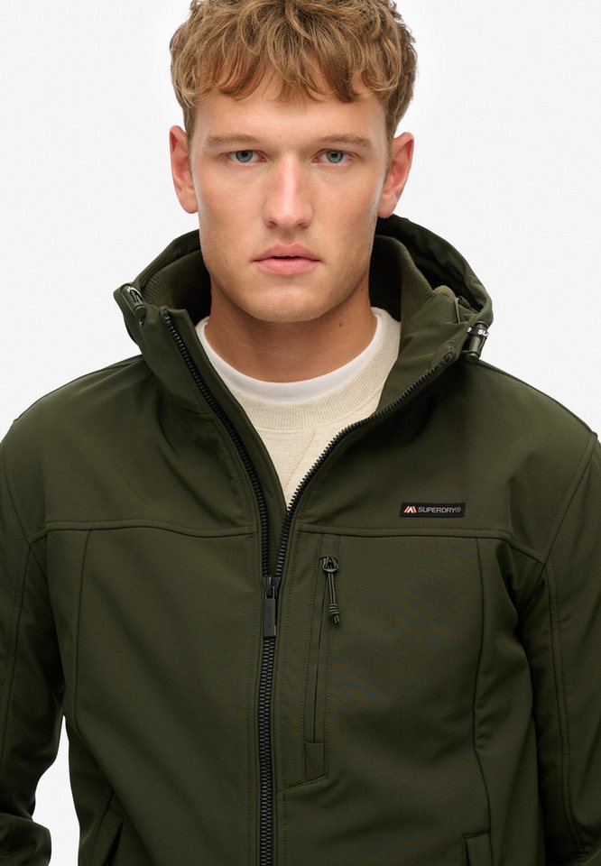 Superdry Outdoorjacke HOODED SOFT SHELL TREKKER JKT aus Polyester und Elasthan, elastischer Tragekomfort, pflegeleicht
