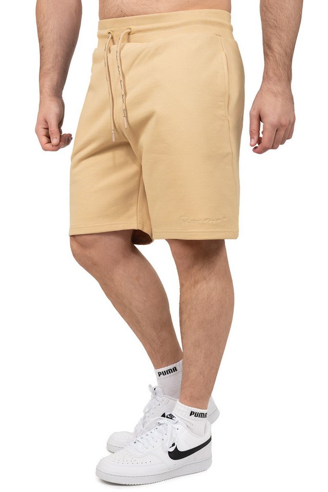 Reichstadt Trainingsshorts Herren Regular Fit Kurze Sport Hose S-23RS036 mit Stitching am Hosenbein