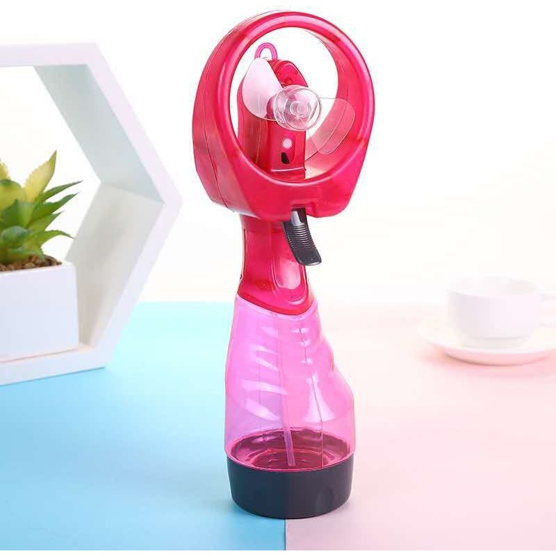 Kleiner, Tragbarer Roter Taschenventilator Mit Integriertem Sprühnebel Und Akkubetrieb. Funktioniert Mit Einem Sprühnebelmodus, Der Um Den Hals Getragen Werden Kann.