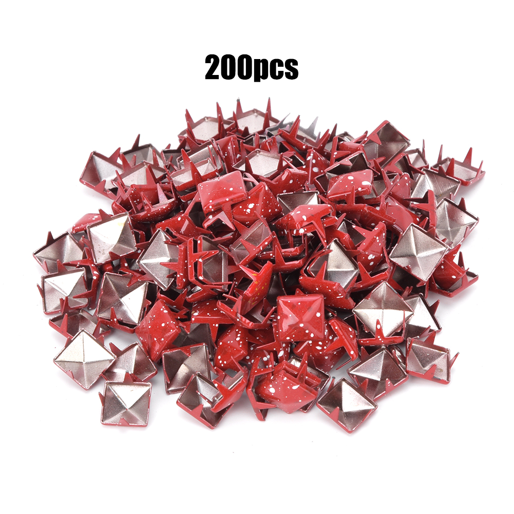 200 Trendige Quadratische Metallnieten Für Diy-schuhe, Taschen, Hüte, Deko-accessoires, 9 Mm, Rot Auf Weißem Hintergrund, Punkte