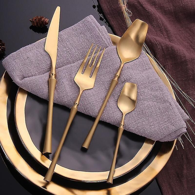 Set Aus 4 Goldfarbenen Edelstahl-besteckteilen Im Westlichen Stil, Bestehend Aus Glänzenden Silbernen Gabeln, Messern Und Löffeln.