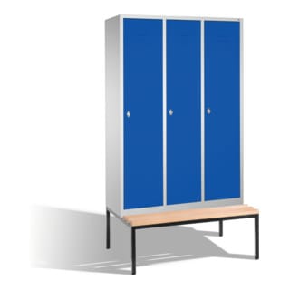 C+P Umkleidespind Classic mit Sitzbank, 3 Abteile, H2090xB1200xT500/815mm Front Enzianblau Korpus Lichtgrau