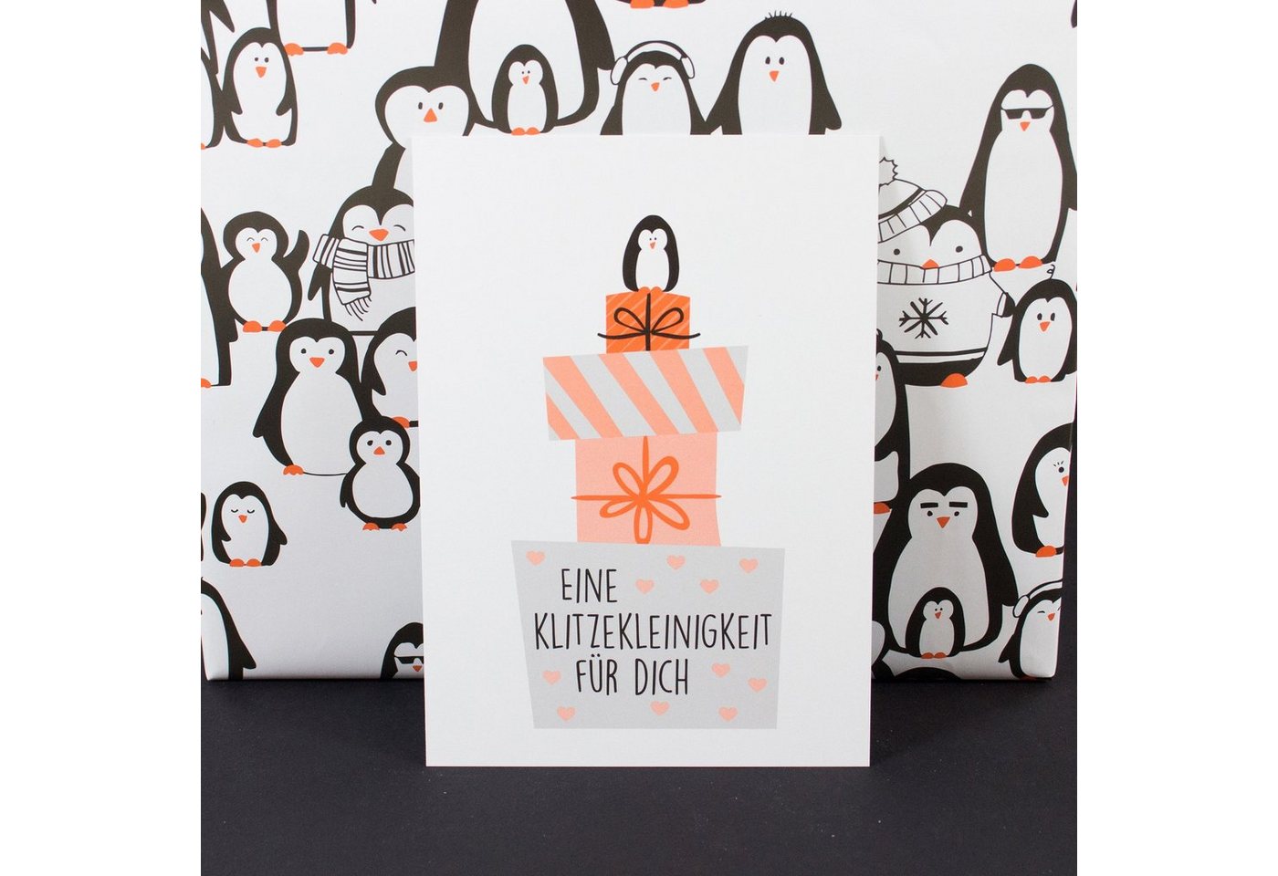 Bow & Hummingbird Geschenkpapier Geschenkpapier Pinguinparade, 100% Recyclingpapier