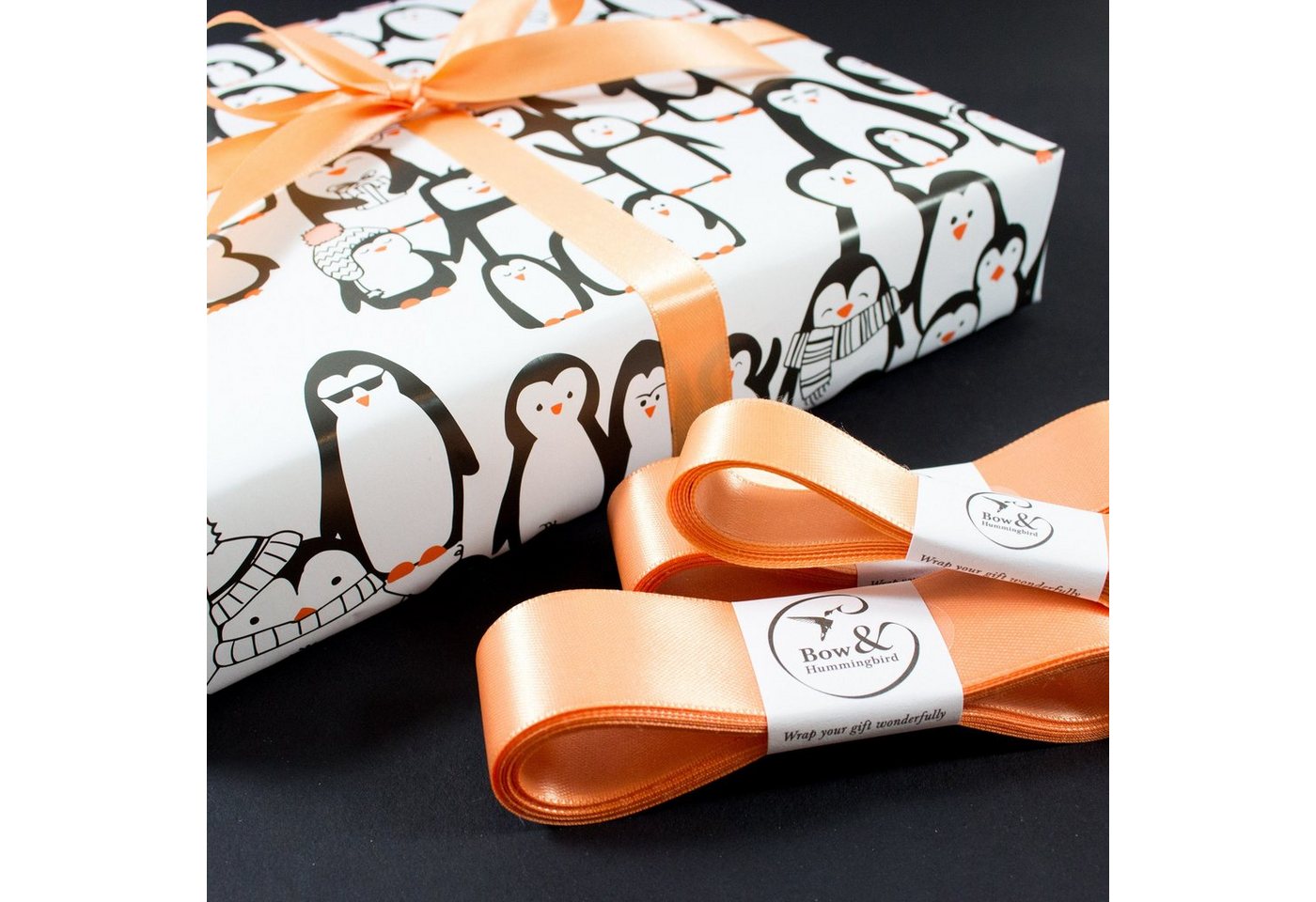 Bow & Hummingbird Geschenkpapier Geschenkpapier Pinguinparade, 100% Recyclingpapier Bild 2
